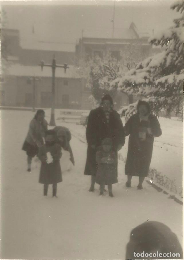 Alte Fotografie: ** AB594 - FOTOGRAFIA - DOS SE&Ntilde;ORAS CON VARIOS NI&Ntilde;OS ANDANDO POR LA NIEVE - RF. C41