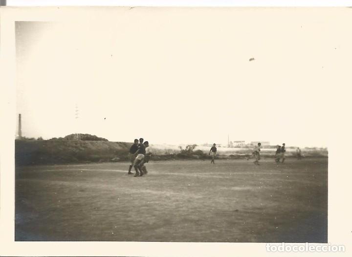 Alte Fotografie: ** AC485 - FOTOGRAFIA - JOVENES JUGANDO AL FUTBOL - RF. C50