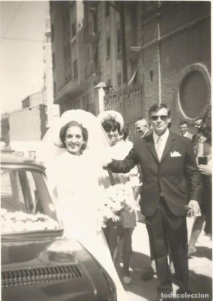 Alte Fotografie: ** AC491 - FOTOGRAFIA - PAREJA DE NOVIOS JUNTO A UN COCHE - RF. C50