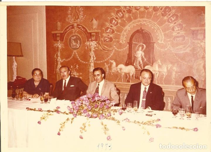 Fotograf&iacute;a antigua: :::: AA141 - FOTOGRAFIA - GRUPO DE AMIGOS EN UN BANQUETE - 17,5 X 12,5 CM.