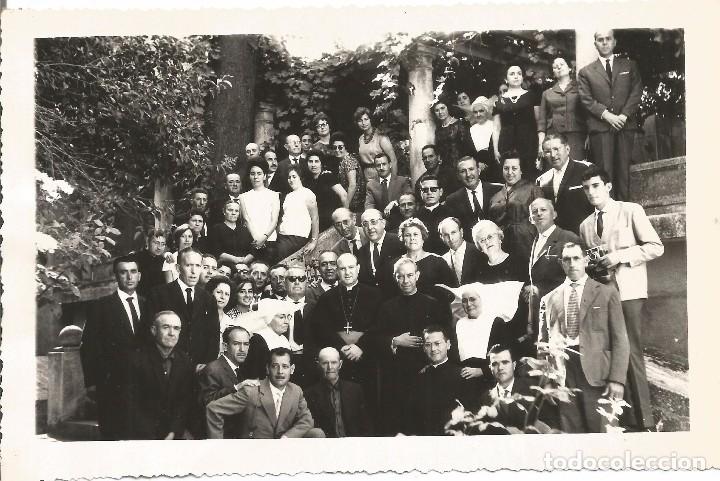 Fotograf&iacute;a antigua: :::: AA139 - FOTOGRAFIA - GRAN GRUPO DE GENTE CON ALGUNOS RELIGIOSOS - 17,5 X 11,5 CM.