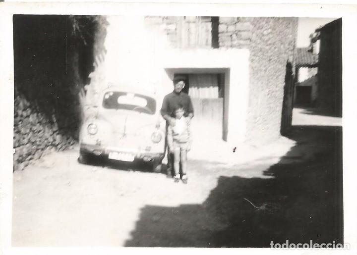 Fotografia antiga: ** AC523 - FOTOGRAFIA - SE&Ntilde;OR Y JOVENCITO JUNTO A UN COCHE - RF. C41