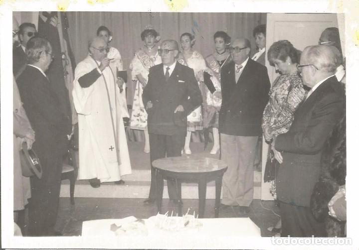 Fotografia antiga: *** AC347 - FOTOGRAFIA - PARROCO BENDIENDO ALGUN ACTO FESTIVO