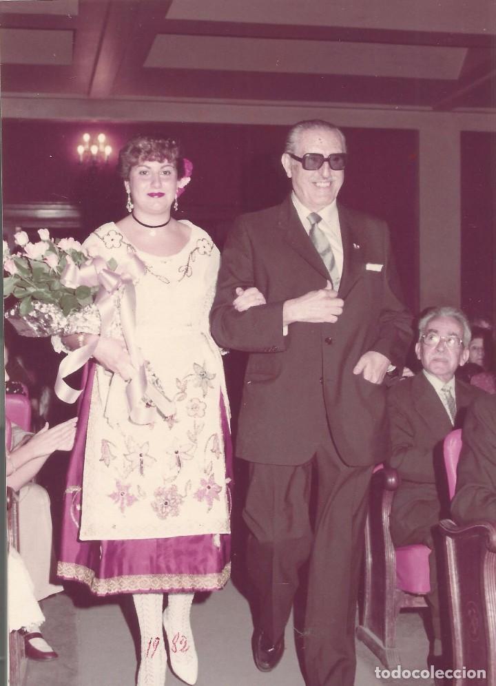Fotograf&iacute;a antigua: :::: AA125 - FOTOGRAFIA - SE&Ntilde;ORITA CON TRAJE REGIONAL CON UN ACOMPA&Ntilde;ANTE - 17,5 X 12,5 CM.