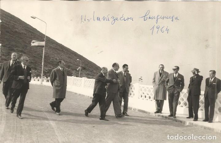 Fotografia antiga: :::: AA124 - FOTOGRAFIA - GRUPO DE SE&Ntilde;ORES EN UNA URBANIZACION - 18 X 12 CM.