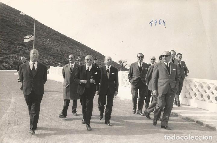 Fotografia antiga: :::: AA123 - FOTOGRAFIA - GRUPO DE SE&Ntilde;ORES EN UNA URBANIZACION - 18 X 12 CM.