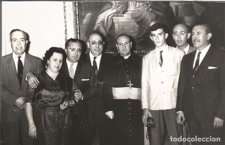 Fotografia antiga: :::: PV116 - FOTOGRAFIA - GRUPO DE AMIGOS CON UN SACERDOTE