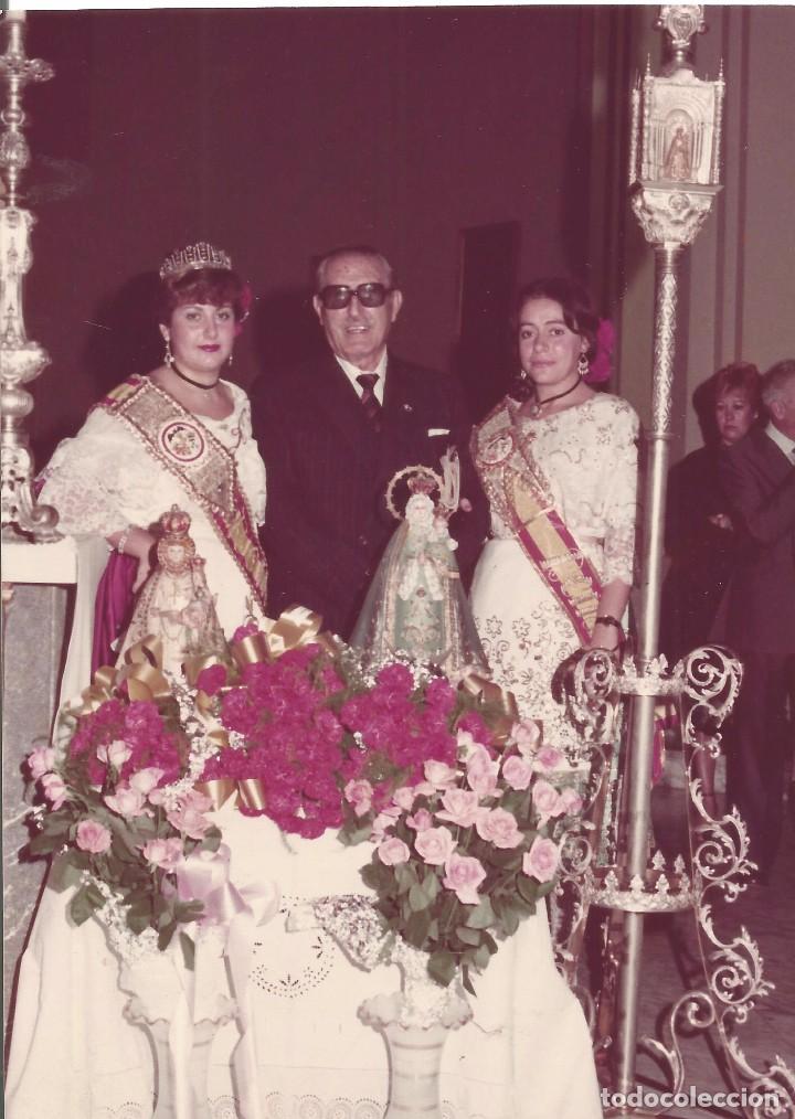 Fotografia antiga: :::: AA122 - FOTOGRAFIA - DOS FESTERAS JUNTO A UNAS PEQUE&Ntilde;AS IMAGENES DE LA VIRGEN