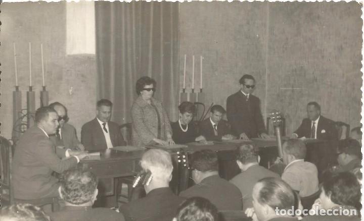 Fotografia antiga: *** AC288 - FOTOGRAFIA - GRUPO DE GENTE EN UNA REUNION