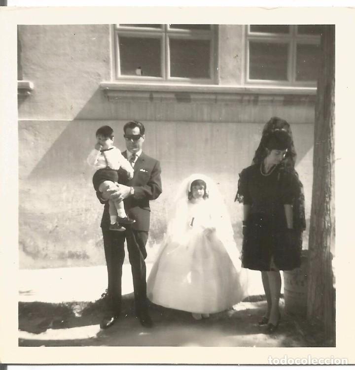 Fotografia antiga: ** AB676 - FOTOGRAFIA - NI&Ntilde;A DE PRIMERA COMUNION CON SU FAMILIA - RF. C41