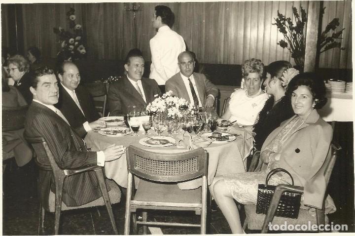 Fotografia antiga: :::: AA120 - FOTOGRAFIA - GRUPO DE AMIGOS EN UN BANQUETE DE BODAS - 17,5 X 11,5 CM.