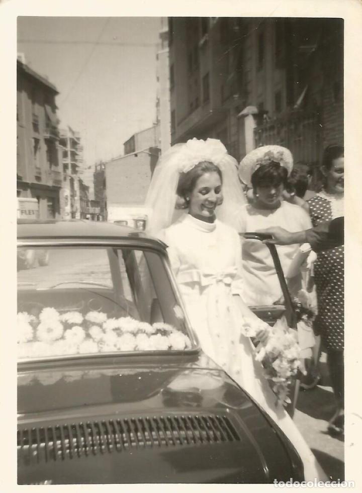 Fotografia antiga: ** AC537 - FOTOGRAFIA - NOVIA JUNTO AL COCHE DE LA BODA - RF. C50