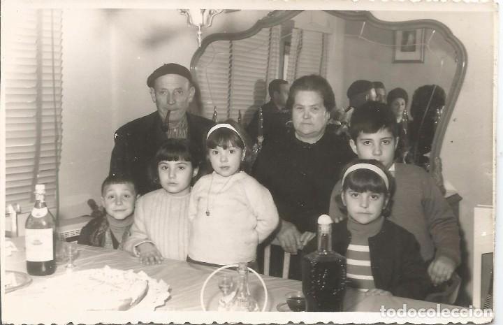 Fotografia antiga: *** AC294 - FOTOGRAFIA - PAREJA MAYOR CON CINCO JOVENCITOS