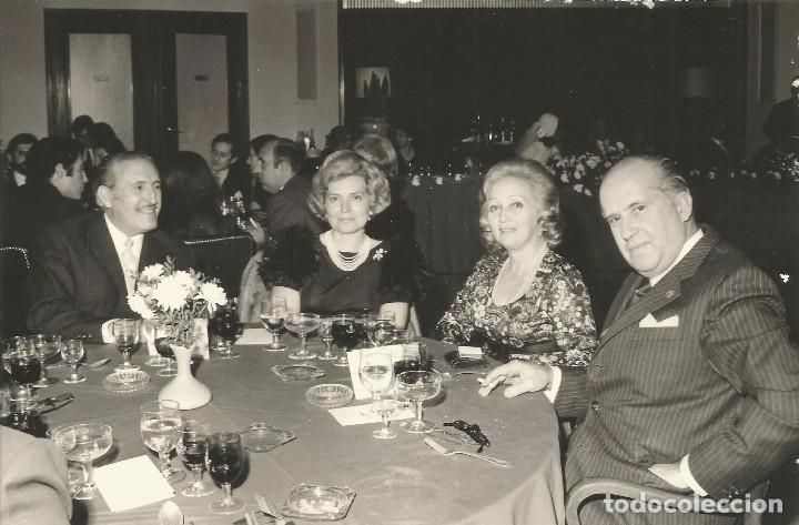 Fotografia antiga: :::: FM35 - FOTOGRAFIA - CUATRO ELEGANTES AMIGOS EN EL HOTEL ASTORIA PALACE - 1972