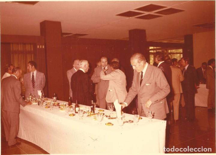 Fotografia antiga: :::: AA113 - FOTOGRAFIA - SE&Ntilde;ORES EN UNA RECEPCION - 17,5 X 12,5 CM.