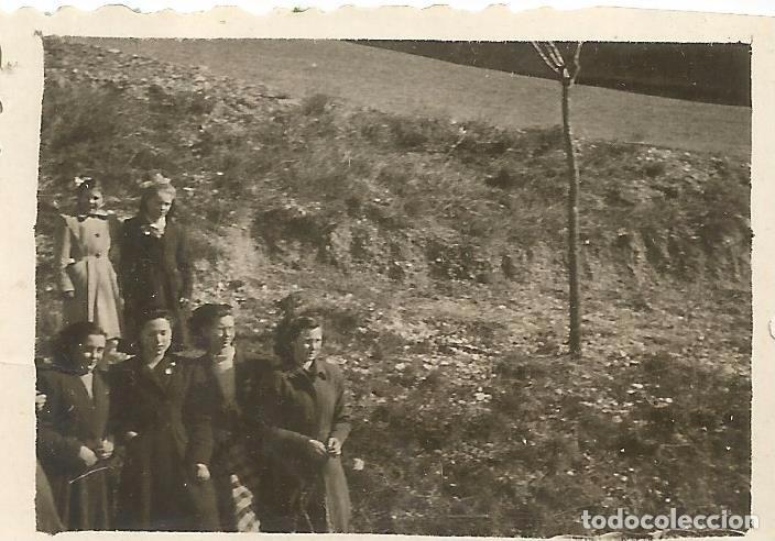 Fotografia antiga: ** FP493 - FOTOGRAFIA PEQUE&Ntilde;O FORMATO - GRUPO DE AMIGAS EN EL CAMPO - 6 X 4,5 CM. - RF. C41