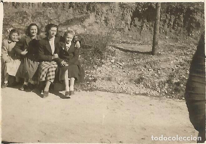 Fotografia antiga: ** FP495 - FOTOGRAFIA PEQUE&Ntilde;O FORMATO - DOS AMIGAS CON DOS JOVENCITAS - 6 X 4,5 CM. - RF. C41