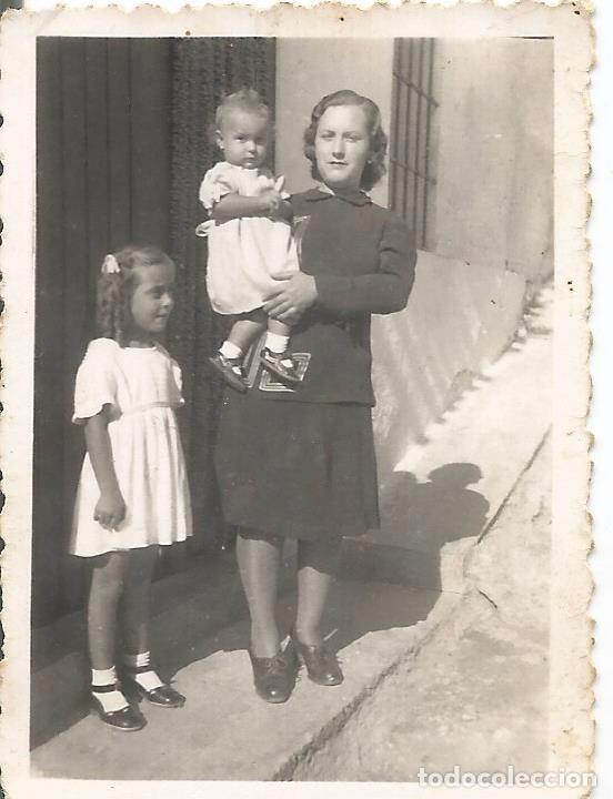 Fotografia antiga: ** FP445 - FOTOGRAFIA PEQUE&Ntilde;O FORMATO - SE&Ntilde;ORA CON DOS NI&Ntilde;ITAS - 6 X 4 CM. - RF. C41