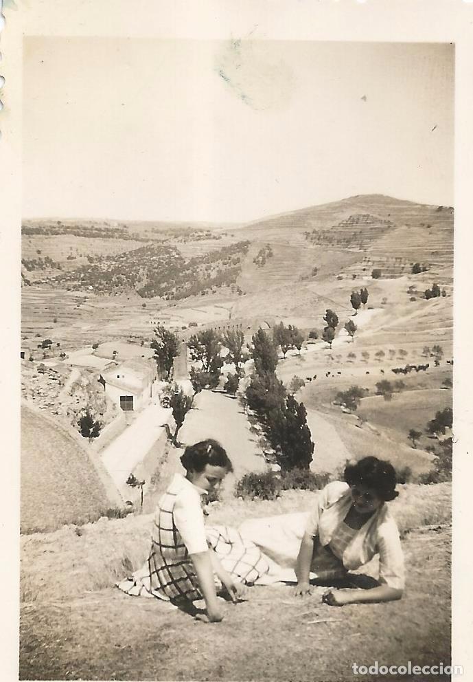 Fotografia antiga: ** AC719 - FOTOGRAFIA - DOS AMIGAS EN UN BONITO PAISAJE - RF. C41