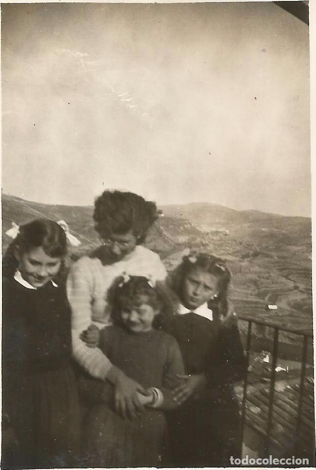 Fotografia antiga: ** AC723 - FOTOGRAFIA - SE&Ntilde;ORA CON TRES JOVENCITAS - RF. C41
