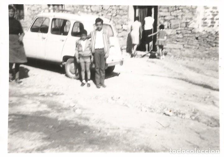 Fotografia antiga: ** AC555 - FOTOGRAFIA - DOS JOVENCITOS JUNTO A UN COCHE - RF. C41