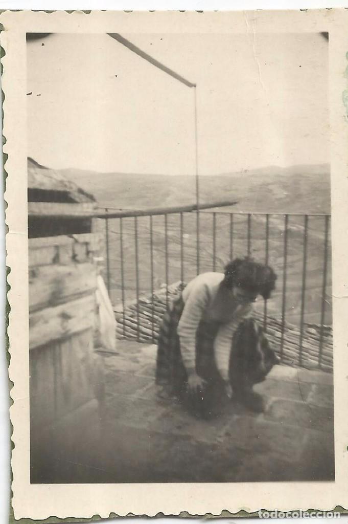Fotografia antiga: ** AC724 - FOTOGRAFIA - JOVEN EN UNA TERRAZA - RF. C41