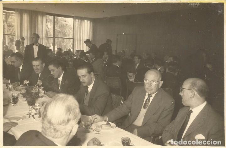 Fotografia antiga: :::: AA107 - FOTOGRAFIA - GRUPO DE SE&Ntilde;ORES EN UNA COMIDA - 1960 - 17,5 X 11,5