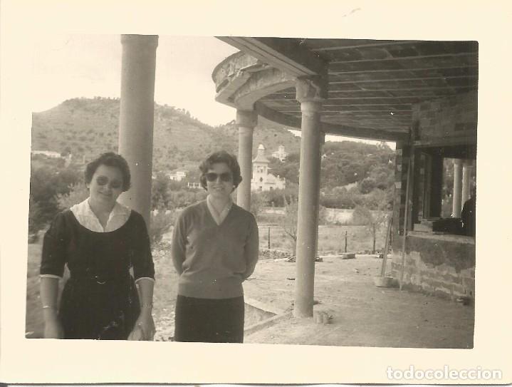Fotografia antiga: *** AC357 - FOTOGRAFIA - DOS AMIGAS JUNTO A UN CHALET EN OBRAS