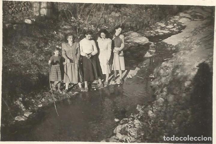 Alte Fotografie: ** AC729 - FOTOGRAFIA - GRUPO DE AMIGAS JUNTO A  UN RIO - RF. C41