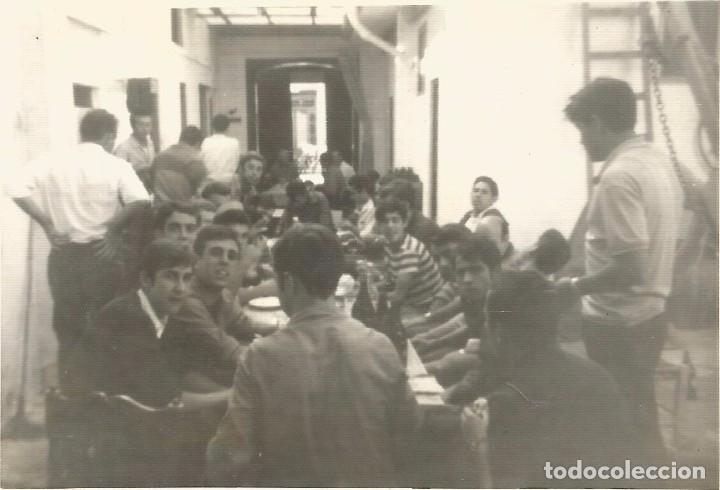 Alte Fotografie: ** AC579 - FOTOGRAFIA - GRUPO DE AMIGOS EN UNA COMIDA - RF. C50