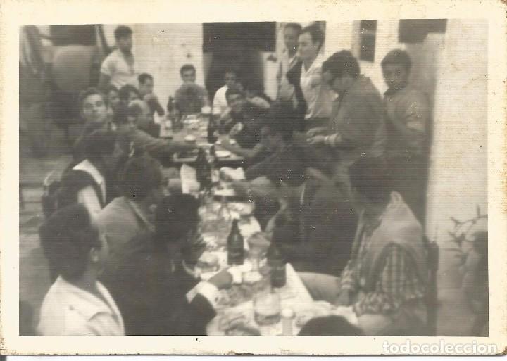 Fotografia antiga: ** AC582 - FOTOGRAFIA - GRUPO DE AMIGOS EN UNA COMIDA - RF. C50