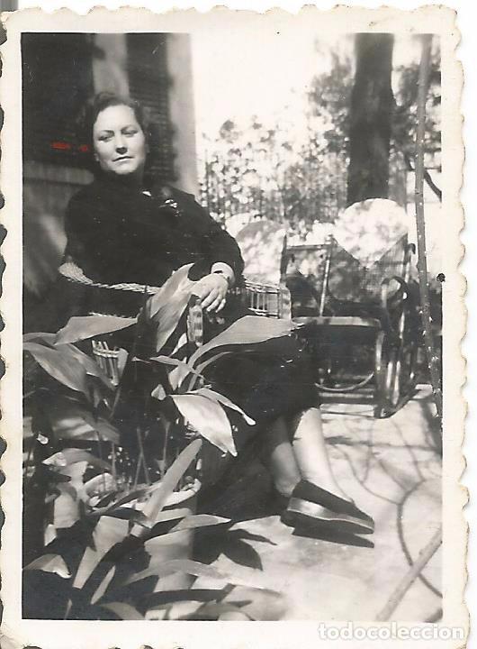 Fotograf&iacute;a antigua: ** FP507 - FOTOGRAFIA PEQUE&Ntilde;O FORMATO - SE&Ntilde;ORA SENTADA EN UN PATIO - 6 X 4,4 CM.- BENICALAP  RF. C50