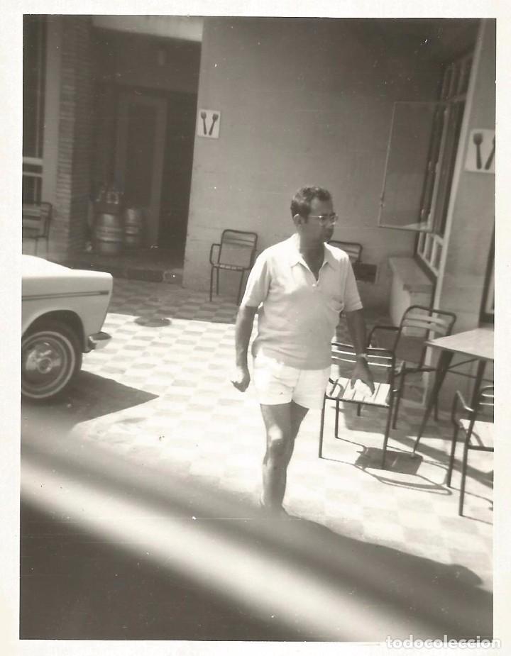 Fotograf&iacute;a antigua: == EE101 - FOTOGRAFIA - JOVEN DELANTE DE UN RESTAURANTE