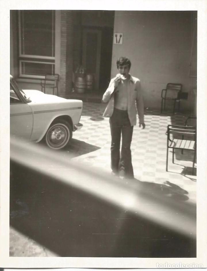 Fotograf&iacute;a antigua: == EE159 - FOTOGRAFIA - JOVEN DELANTE DE UN RESTAURANTE