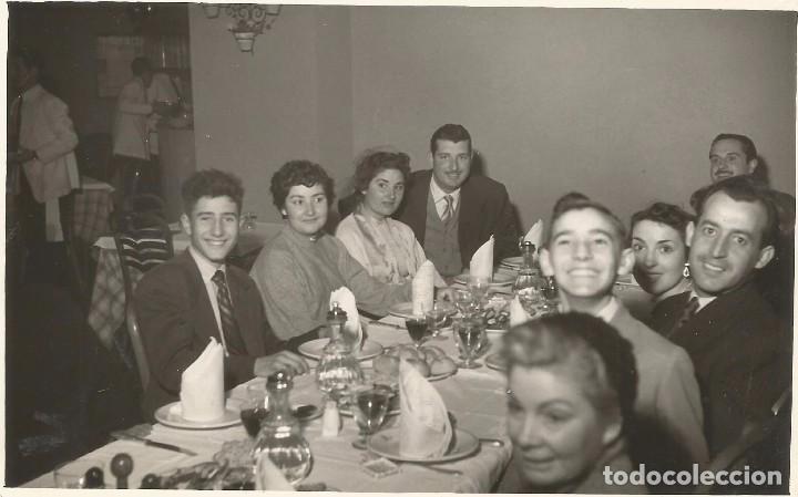 Fotograf&iacute;a antigua: *** AC850 - FOTOGRAFIA - GRUPO DE AMIGOS EN UN BANQUETE