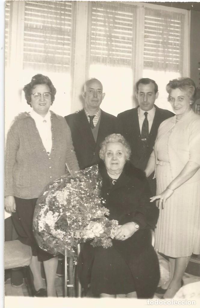 Fotograf&iacute;a antigua: *** AC859 - FOTOGRAFIA - SE&Ntilde;ORA MAYOR CON SU FAMILIA