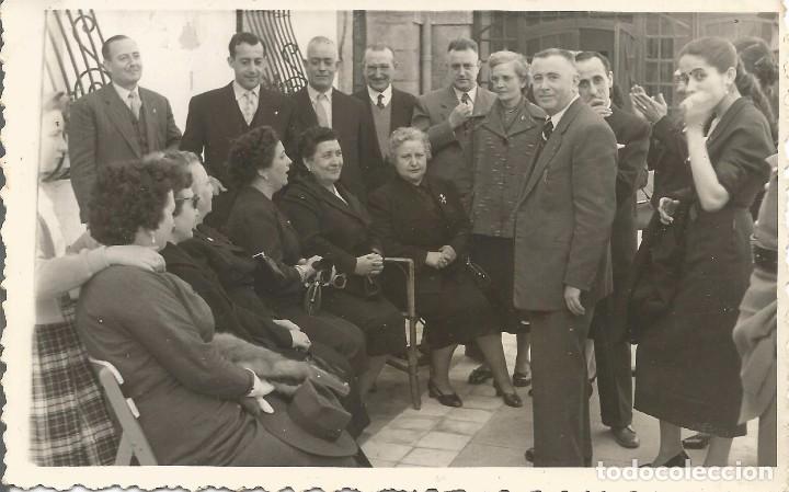Fotograf&iacute;a antigua: *** AC860 - FOTOGRAFIA - GRUPO DE AMIGOS - 1955
