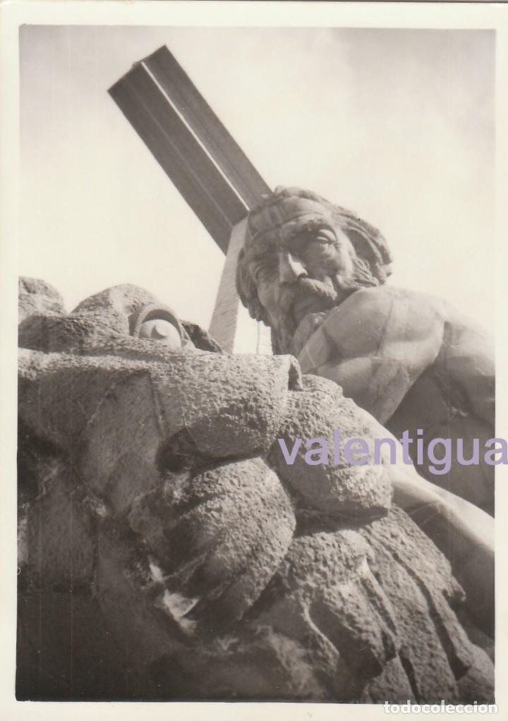 Fotograf&iacute;a antigua: 2 fotograf&iacute;as . Escultura de Juan de &Aacute;valos en el Valle de los Ca&iacute;dos y vista escaleras. A&ntilde;os 60.