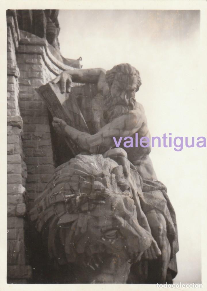 Fotograf&iacute;a antigua: 2 impresionantes fotograf&iacute;as. Escultura de Juan de &Aacute;valos, Valle de los Ca&iacute;dos y vista Cruz. A&ntilde;os 60