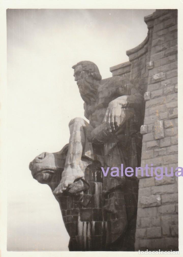 Fotograf&iacute;a antigua: 2 impresionantes fotograf&iacute;as. Escultura de Juan de &Aacute;valos, Valle de los Ca&iacute;dos y escaleras. A&ntilde;os 60