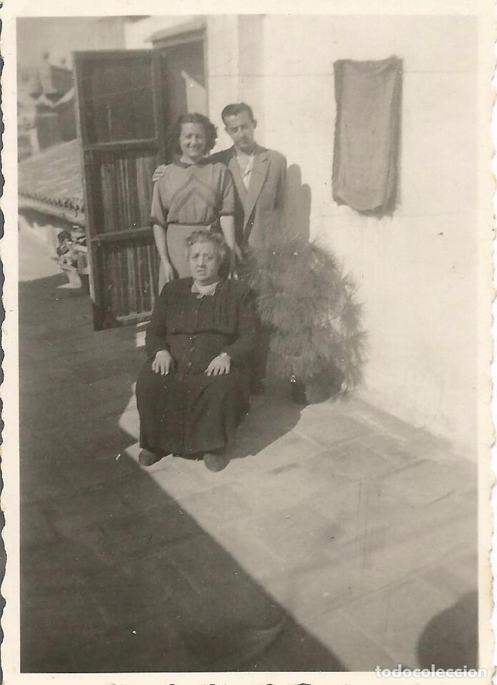 Fotograf&iacute;a antigua: ** AC761 - FOTOGRAFIA - PAREJA CON UNA SE&Ntilde;ORA MAYOR - 1949 - RF. D15