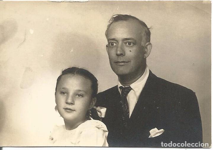 Fotograf&iacute;a antigua: ** AC767 - FOTOGRAFIA - SE&Ntilde;OR CON JOVENCITA - 1946 - RF. D15