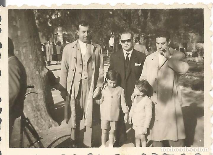 Fotograf&iacute;a antigua: == FP552 - FOTOGRAFIA PEQUE&Ntilde;O FORMATO - TRES AMIGOS CON DOS JOVENCITOS - 6 X 4,5 CM.