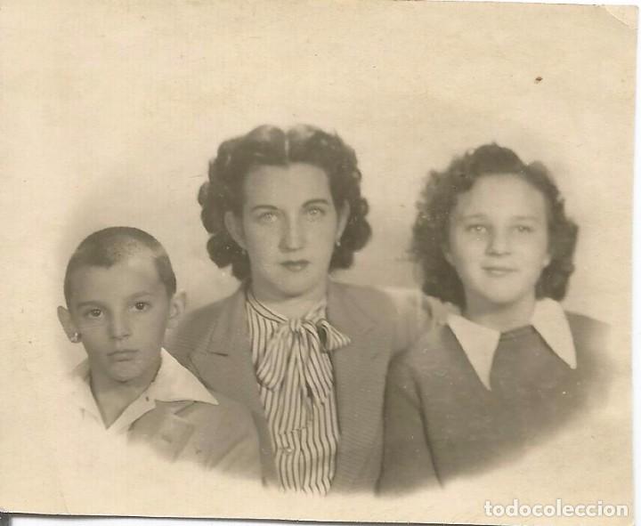 Fotograf&iacute;a antigua: *** AC770 - FOTOGRAFIA - SE&Ntilde;ORA CON DOS JOVENCITOS