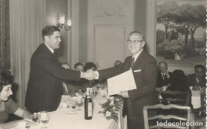Fotograf&iacute;a antigua: *** AC864 - FOTOGRAFIA - SE&Ntilde;OR RECIBIENDO UN DIPLONA