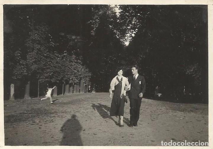Fotografia antiga: ** AC771 - FOTOGRAFIA - PAREJA DE PASEO - RF. D15