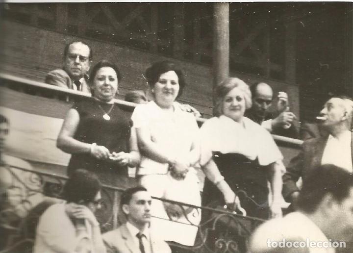 Fotografia antiga: ** BB107 - FOTOGRAFIA - TRES AMIGAS EN LA PLAZA DE TOROS DE VALENCIA - RF. D15