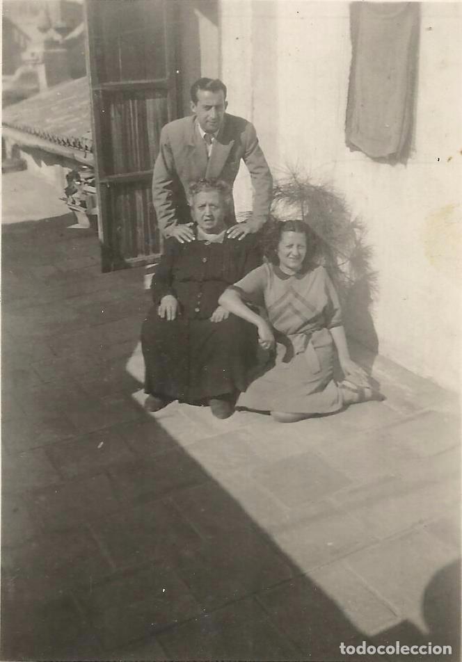 Fotografia antiga: ** AC775 - FOTOGRAFIA - SE&Ntilde;ORA CON UNA PAREJA JOVEN - 1948 - RF. D15