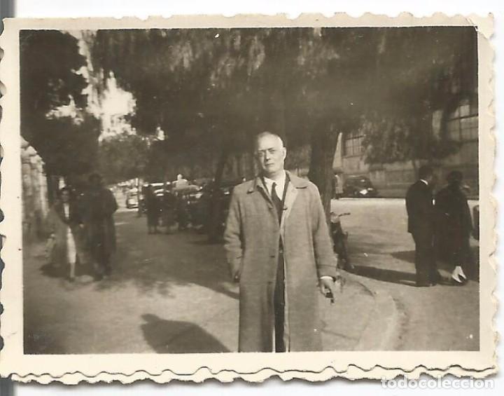Fotografia antica: ** FP539 - FOTOGRAFIA PEQUE&Ntilde;O FORMATO - SE&Ntilde;OR EN UN PARQUE - 6 X 4,4 CM. - RF. D15