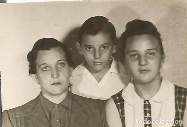 Fotografia antica: ** FP540 - FOTOGRAFIA PEQUE&Ntilde;O FORMATO - SE&Ntilde;ORA CON DOS JOVENCITOS - 5,5 X 3,8 CM. - RF. D15